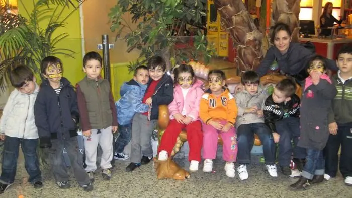 Çankaya kreşi öğrencilerinin çimenlik alanda oyun anı