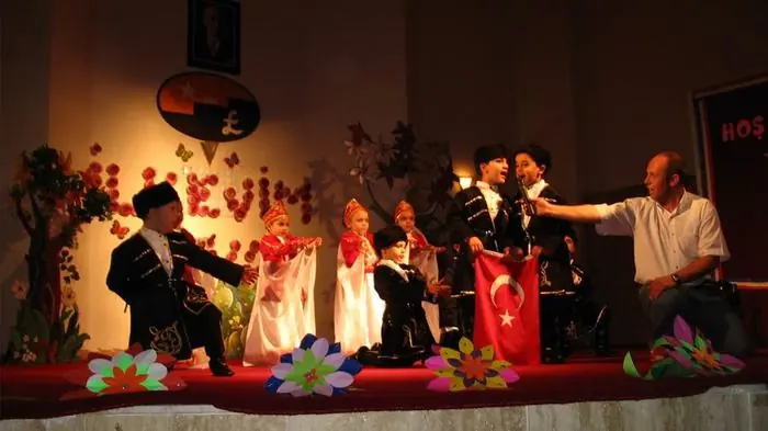Huzur Mahallesi kreşi öğrencilerinin davul eşliğinde sahne gösterisi