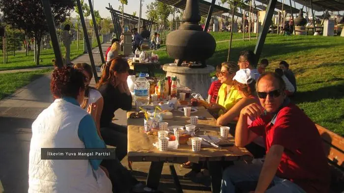 Öveçler kreşi öğrencilerinin park gezisi